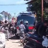 viral-massa-berpeci-dan-bersarung-hancurkan-mobil-polisi-sambil-teriak-takbir