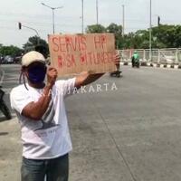 mall-pgc-cililitan-tutup-selama-ppkm-darurat-tukang-service-ponsel-turun-ke-jalan