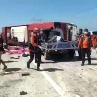 kecelakaan-bus-dan-truk-di-tol-pemalang-7-tewas-puluhan-luka