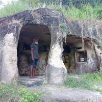 kakek-di-sulut-ini-10-tahun-tinggal-sendiri-di-gua-begini-ceritanya