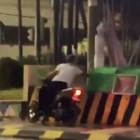 viral-di-medsos-3-pemuda-kota-madiun-gasak-patung-pocong-covid-19-hanya-demi-konten