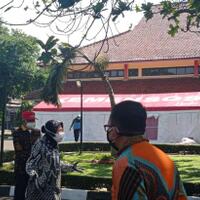 kecewa-dapur-umum-belum-siap-risma-semprot-petugas-kemensos-di-bandung