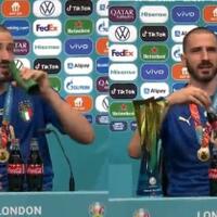 bonucci-ejek-ronaldo-dan-pogba-meminum-cocacola--heineken-setelah-menang-euro-2020