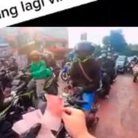 bagi-bagi-uang-quotppkmquot-di-jalan-raya-viral-penerima-tercengang