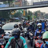 polisi-sekat-underpas-basura-jaktim-ojol-bisa-langsung-lewat