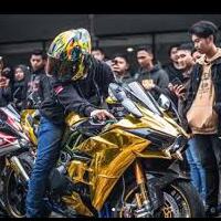 pengguna-kawasaki-ninja-h2-bagi-bagi-uang-di-jalan-akibat-ppkm-patut-ditiru