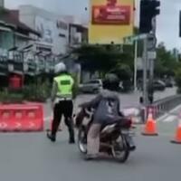 masyarakat-indonesia-erat-budaya-tolong-menolong-aksi-polisi-ini-menjadi-contoh-baik