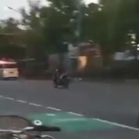 heboh-aksi-dua-pengendara-motor-adu-balap-dengan-ambulance-berbahaya-jangan-ditiru