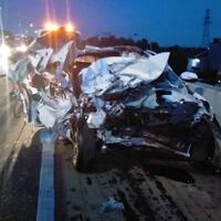 kurang-konsentrasi-pengemudi-honda-jazz-tabrak-separator-busway