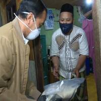 malam-malam-presiden-jokowi-bagikan-langsung-sembako-dan-paket-obat-ke-warga