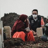 4-foto-anies-baswedan-di-makam-khusus-covid-19-berjongkok-di-dekat-nisan