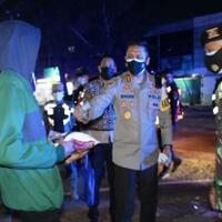 humanis-saat-sosialisasi-ppkm-darurat-kapolresta-malang-kota-bagikan-sembako