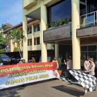 polda-jabar-mulai-sebar-bansos-bagi-warga-terdampak-ppkm-darurat