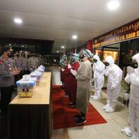 kapolri-beri-bantuan-kepada-tenaga-kesehatan-rs-polri-soekanto
