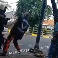 anggota-pemuda-pancasila-adu-jotos-dengan-debt-collector-di-cempaka-putih