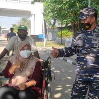 naik-becak-seorang-ibu-antusias-ikuti-vaksinasi-tni-al-di-tanjung-pasir-tangerang