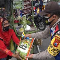 secara-humanis-tni-polri-bagikan-bantuan-sembako-ke-warga-jatim-terdampak-pandemi