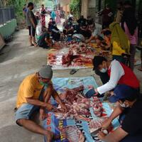 ppkm-darurat-warga-semarang-bagikan-daging-kurban-door-to-door