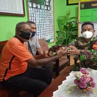 bersihkan-kebun-warga-biak-temukan-sepucuk-revolver-lalu-diserahkan-ke-koramil