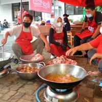 bantu-warga-isolasi-mandiri-dpd-pdip-dki-jakarta-buka-dapur-umum