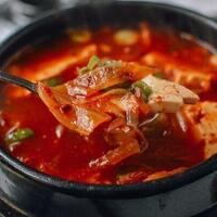 yuk-masak-kimchi-jjigae-makanan-andalannya-haechan-nct-nih