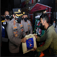 bagikan-sembako-polrestabes-bandung-gelar-patroli-berskala-besar