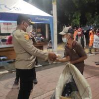 polsek-kebayoran-baru-gelar-patroli-skala-besar-dan-bagi-bagi-sembako