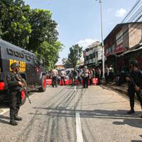 demo-tolak-ppkm-level-4-polisi-perketat-posko-penyekatan