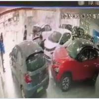 duh-kecelakaan-mobil-bablas-keluar-showroom-hingga-terbalik-seperti-kura-kura