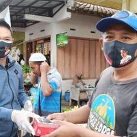 relawan-jokowi-gibran-bagikan-10-ribu-masker-dan-nasi-kotak-di-banyuwangi