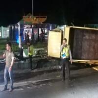 diduga-terpengaruh-miras-sopir-truk-tabrak-pagar-beton-batalyon-raider-hingga-hancur