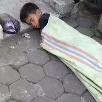 viral-video-bocah-tidur-berselimut-karung-di-tepi-jalan-benarkah-negeri-kita-kaya