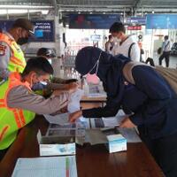 hari-pertama-perpanjangan-ppkm-level-4-penumpang-krl-naik-20-25