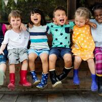 di-sini-senang-di-sana-senang-lagu-gembira-sepanjang-masa