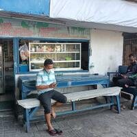 penjual-makanan-bersyukur-sekarang-pembeli-boleh-makan-di-tempat