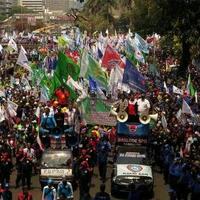 puluhan-ribu-buruh-mogok-kerja-dan-kibarkan-bendera-putih-5-agustus-2021