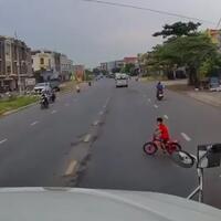 main-sepeda-sampai-ke-tengah-jalan-seorang-bocah-nyaris-diseruduk-truk-tronton