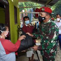 kopassus-bagikan-2000-paket-sembako-untuk-warga-desa-binaan-terdampak-ppkm