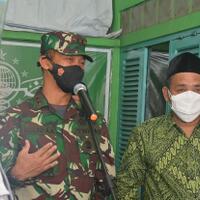 kunjungi-posko-peduli-isoman-pwnu-dki-pangdam-jaya-bagikan-sembako-dan-apd