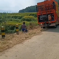 tangkapan-layar-seorang-lelaki-sedang-salat-di-pinggir-jalan-raya