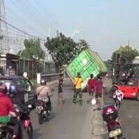 kontainer-jatuh-dari-truk-akibat-hindari-mobil-mogok-di-pademangan