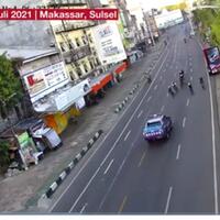 video-cctv-saat-mobil-dinsos-tabrak-lari-pesepeda-di-makassar