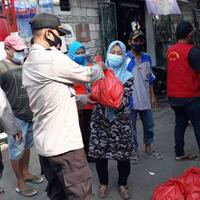 polisi-pelabuhan-door-to-door-bagikan-paket-sembako-ke-warga-terdampak-ppkm