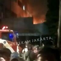 gudang-barang-bekas-di-cikini-diamuk-si-jago-merah