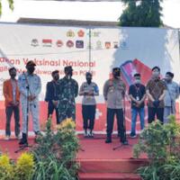 tni-polri-dan-jasa-raharja-gelar-vaksinasi-untuk-2000-mahasiswa-di-solo