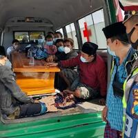 polisi-hentikan-15-warga-madura-pulang-kampung-naik-ambulans-jenazah