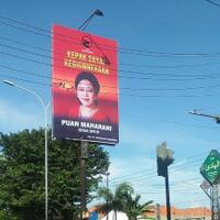 anggota-dpr-f-pdip-ramai-ramai-pasang-baliho-puan-se-indonesia