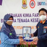 lagi-kimia-farma-salurkan-15900-paket-suplemen-dan-vitamin-bagi-nakes