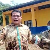 belum-punya-ruang-kelas-450-siswa-smkn-1-cipongkor-numpang-belajar-di-sd