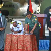 panglima-tni-bantu-perbaikan-pesawat-casa-milik-angkatan-bersenjata-papua-new-guinea